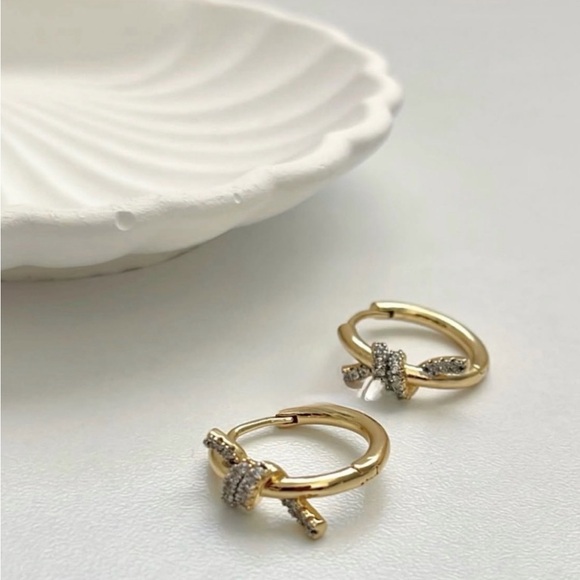 Jewelry - Knot Earrings NWT